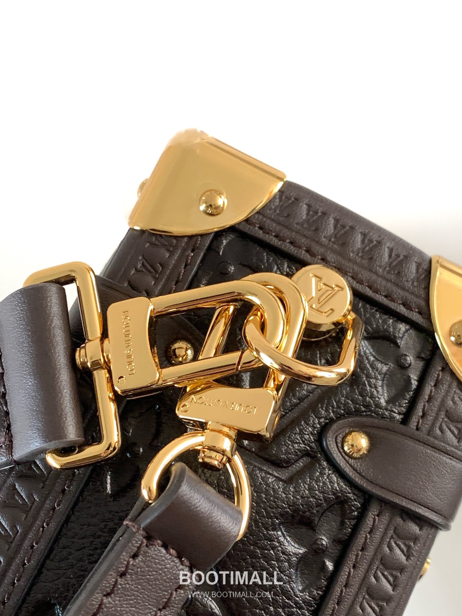 Louis Vuitton Side Trunk Medium Monogram Saga Calfskin Leather Crossbody Bag with S-Lock Detail 루이비통 사이드 트렁크 미디엄 모노그램 사가 카프스킨 S락 크로스백 M26304 23.5cm 7