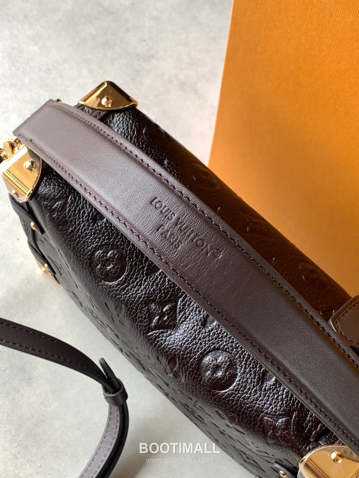 Louis Vuitton Side Trunk Medium Monogram Saga Calfskin Leather Crossbody Bag with S-Lock Detail 루이비통 사이드 트렁크 미디엄 모노그램 사가 카프스킨 S락 크로스백 M26304 23.5cm 8