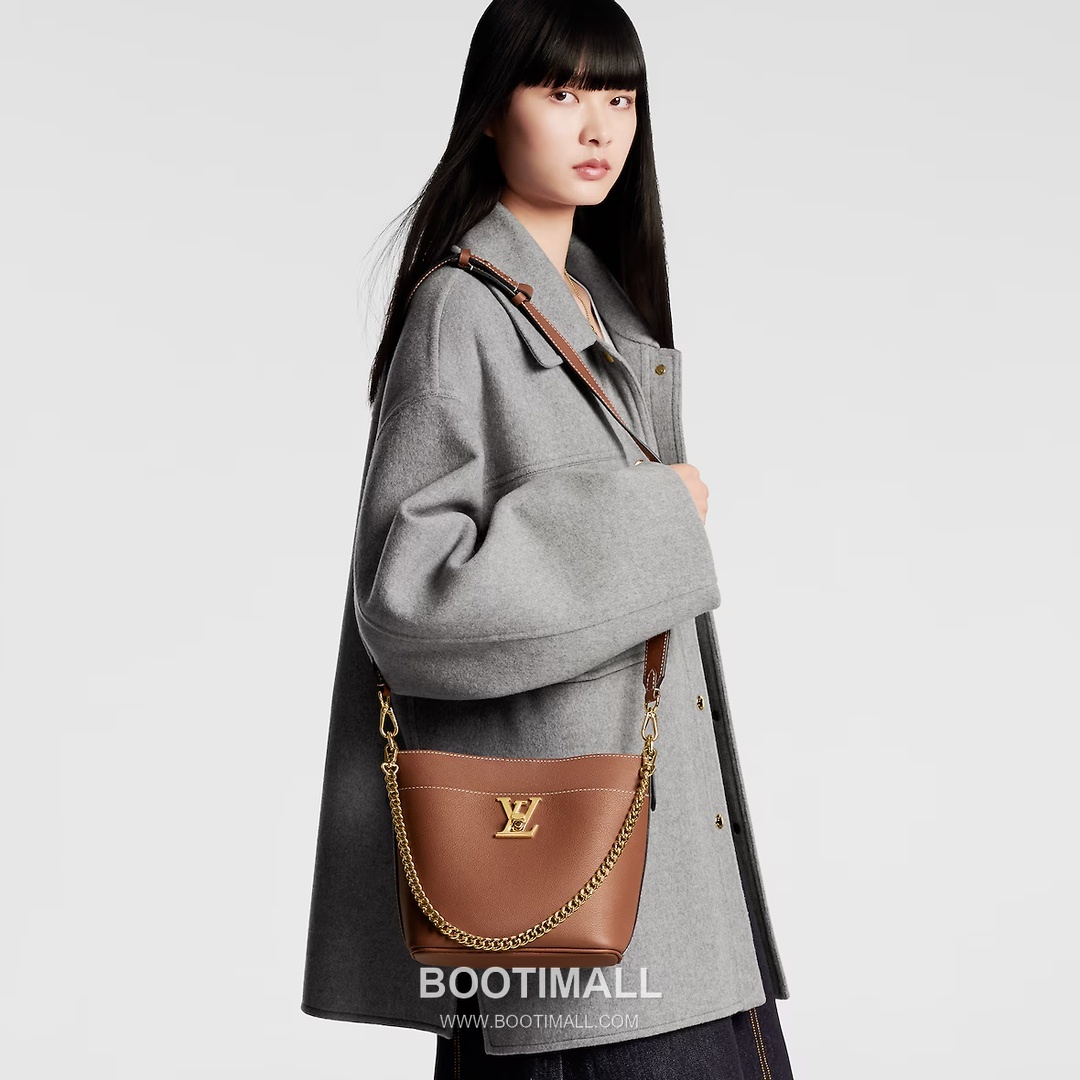 Louis Vuitton Lock and Walk Monogram Grained Calfskin Leather Bucket Bag with Turn Lock Detail 루이비통 락 앤 워크 카프스킨 턴락 버킷백 M24006 20cm 1
