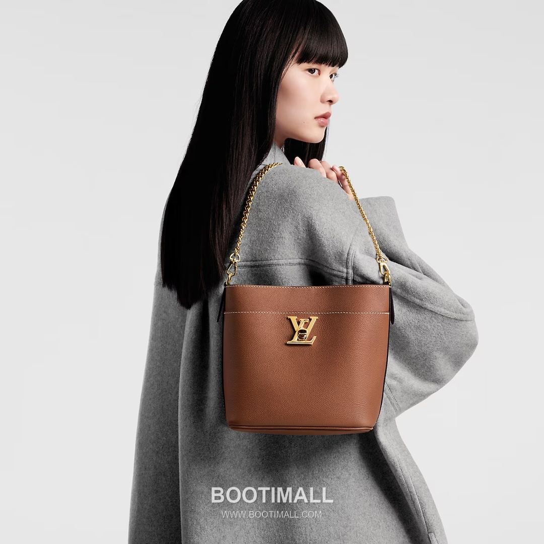 Louis Vuitton Lock and Walk Monogram Grained Calfskin Leather Bucket Bag with Turn Lock Detail 루이비통 락 앤 워크 카프스킨 턴락 버킷백 M24006 20cm 2