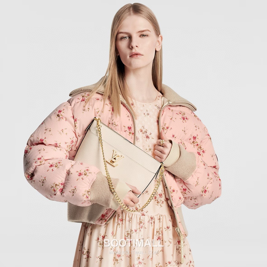 Louis Vuitton Lock and Walk Monogram Grained Calfskin Leather Bucket Bag with Turn Lock Detail 루이비통 락 앤 워크 카프스킨 턴락 버킷백 M24006 20cm 5