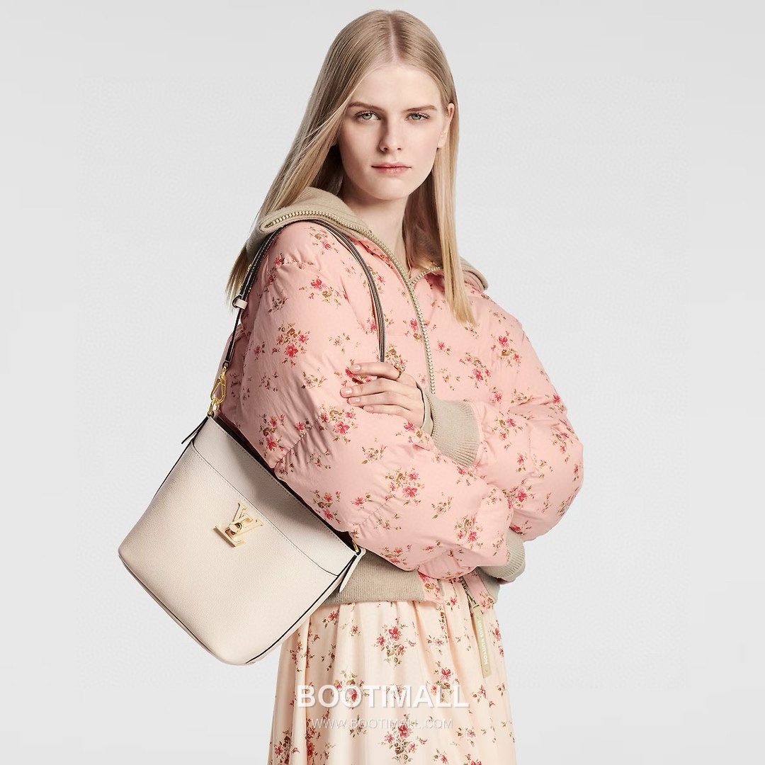 Louis Vuitton Lock and Walk Monogram Grained Calfskin Leather Bucket Bag with Turn Lock Detail 루이비통 락 앤 워크 카프스킨 턴락 버킷백 M24006 20cm 6