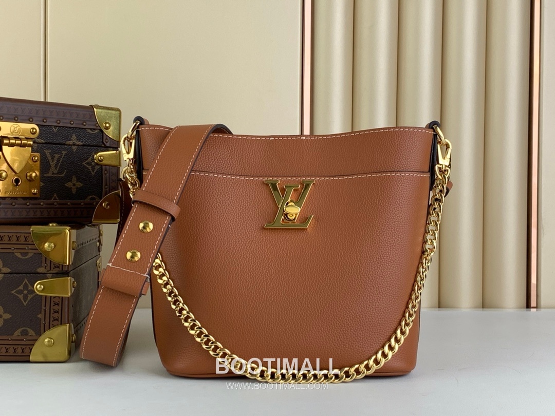 Louis Vuitton Lock and Walk Monogram Grained Calfskin Leather Bucket Bag with Turn Lock Detail 루이비통 락 앤 워크 카프스킨 턴락 버킷백 M24006 20cm 7