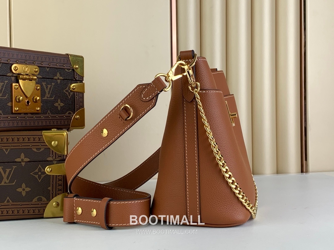 Louis Vuitton Lock and Walk Monogram Grained Calfskin Leather Bucket Bag with Turn Lock Detail 루이비통 락 앤 워크 카프스킨 턴락 버킷백 M24006 20cm 8