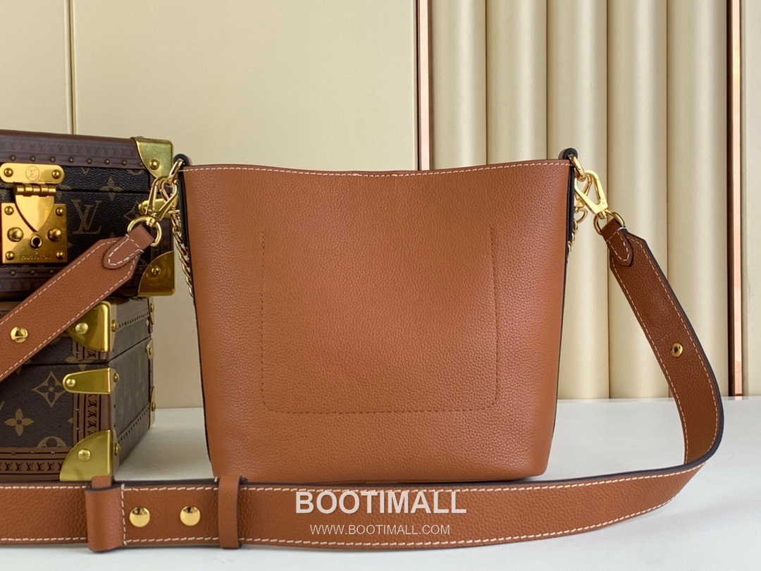 Louis Vuitton Lock and Walk Monogram Grained Calfskin Leather Bucket Bag with Turn Lock Detail 루이비통 락 앤 워크 카프스킨 턴락 버킷백 M24006 20cm 9