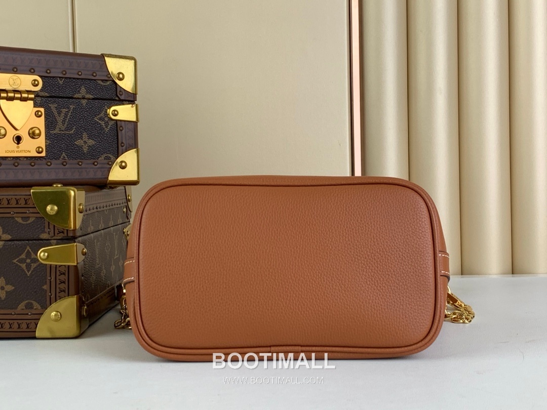 Louis Vuitton Lock and Walk Monogram Grained Calfskin Leather Bucket Bag with Turn Lock Detail 루이비통 락 앤 워크 카프스킨 턴락 버킷백 M24006 20cm 10