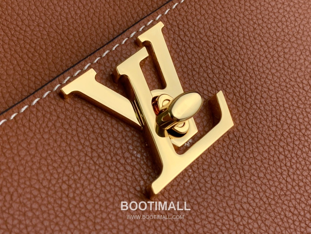 Louis Vuitton Lock and Walk Monogram Grained Calfskin Leather Bucket Bag with Turn Lock Detail 루이비통 락 앤 워크 카프스킨 턴락 버킷백 M24006 20cm 11