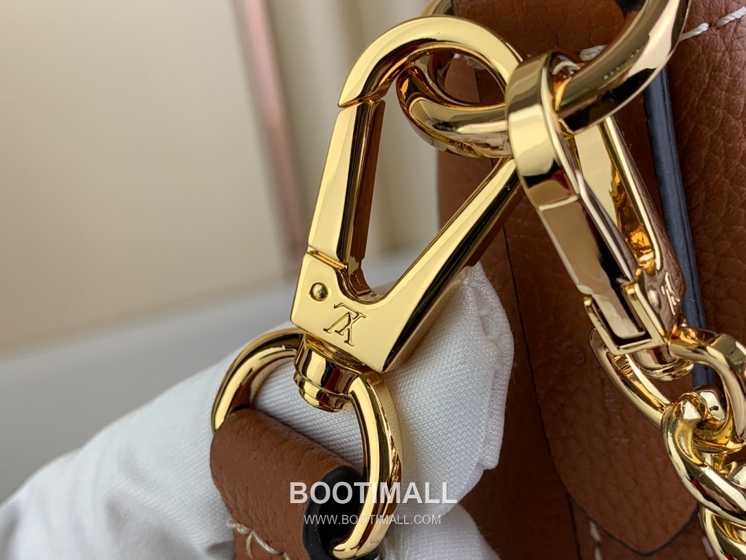 Louis Vuitton Lock and Walk Monogram Grained Calfskin Leather Bucket Bag with Turn Lock Detail 루이비통 락 앤 워크 카프스킨 턴락 버킷백 M24006 20cm 12