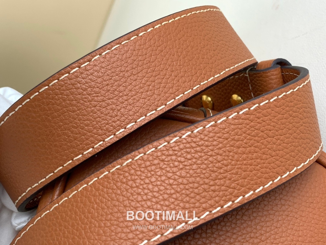 Louis Vuitton Lock and Walk Monogram Grained Calfskin Leather Bucket Bag with Turn Lock Detail 루이비통 락 앤 워크 카프스킨 턴락 버킷백 M24006 20cm 13