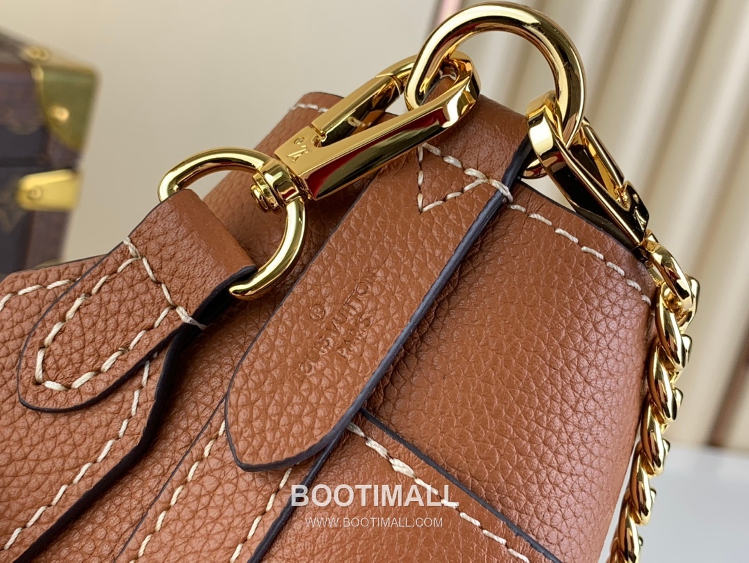 Louis Vuitton Lock and Walk Monogram Grained Calfskin Leather Bucket Bag with Turn Lock Detail 루이비통 락 앤 워크 카프스킨 턴락 버킷백 M24006 20cm 14