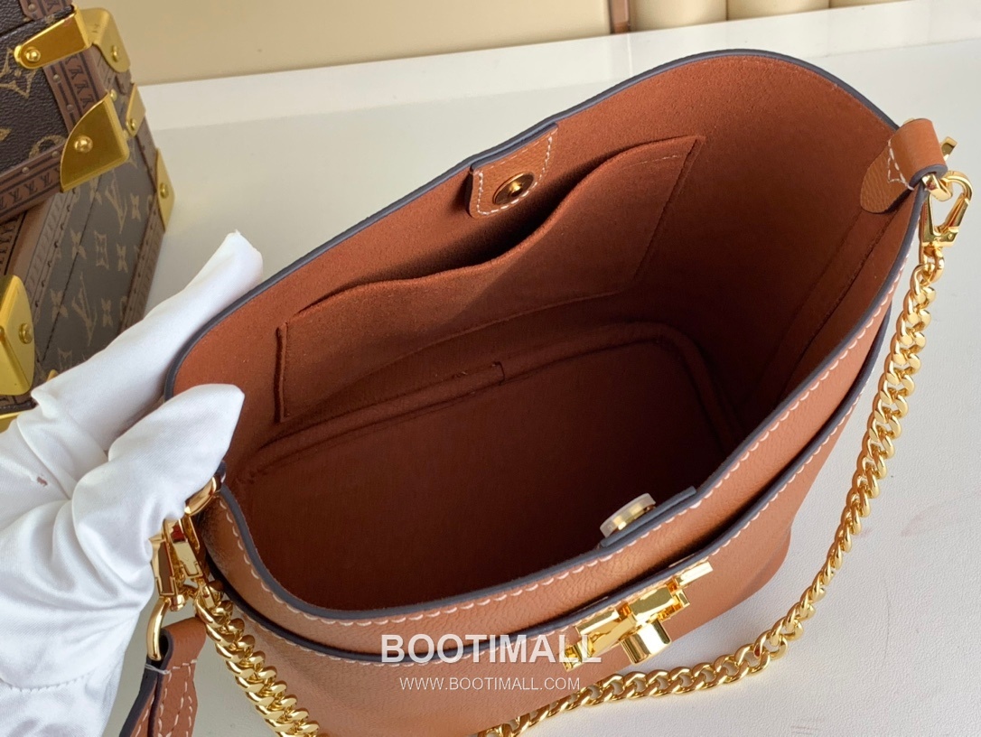 Louis Vuitton Lock and Walk Monogram Grained Calfskin Leather Bucket Bag with Turn Lock Detail 루이비통 락 앤 워크 카프스킨 턴락 버킷백 M24006 20cm 15