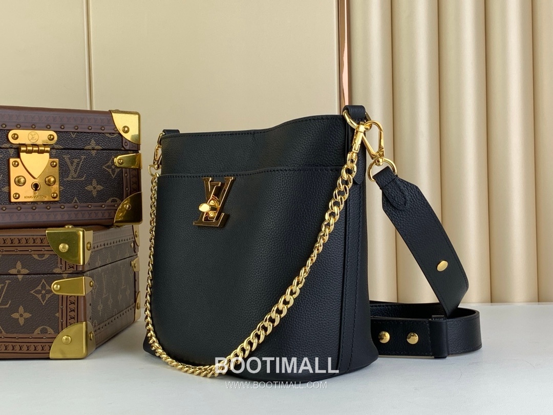 Louis Vuitton Lock and Walk Monogram Grained Calfskin Leather Bucket Bag with Turn Lock Detail 루이비통 락 앤 워크 카프스킨 턴락 버킷백 M24006 20cm 2