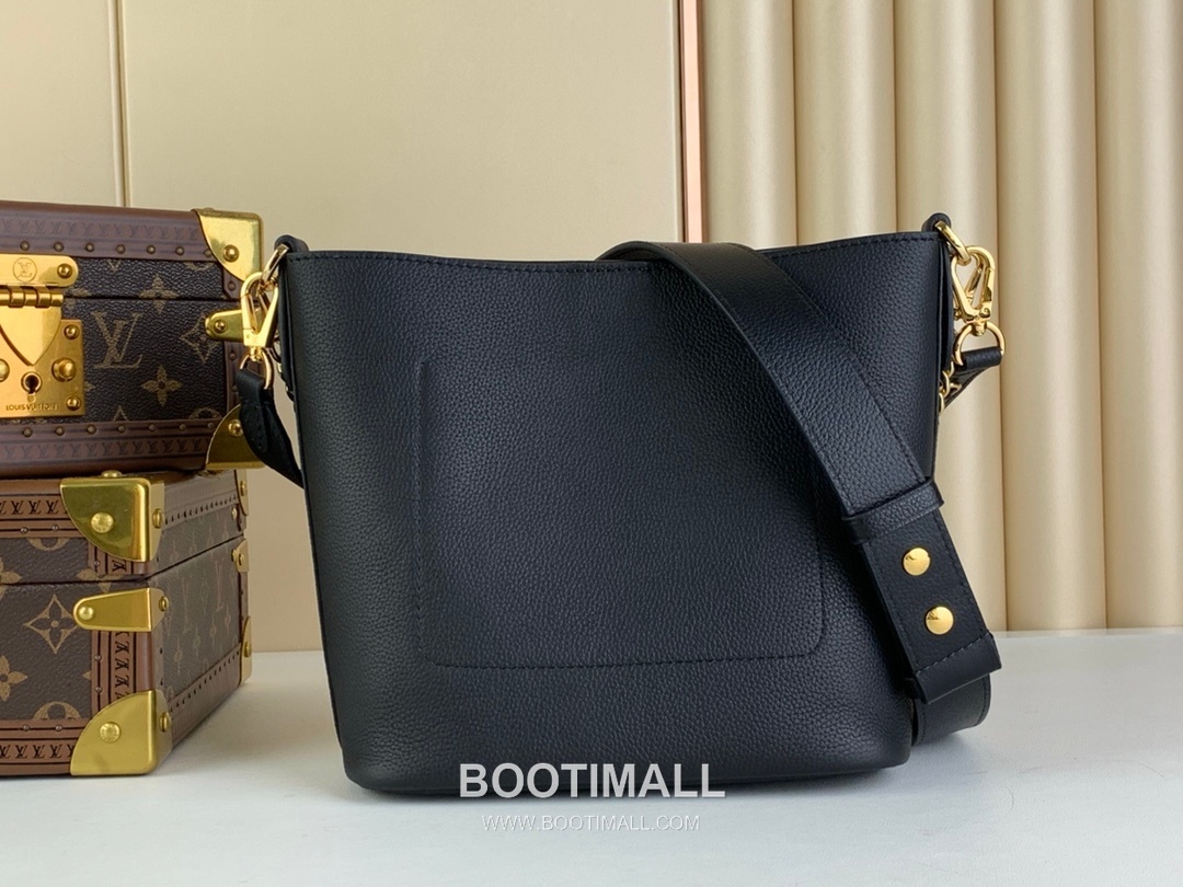 Louis Vuitton Lock and Walk Monogram Grained Calfskin Leather Bucket Bag with Turn Lock Detail 루이비통 락 앤 워크 카프스킨 턴락 버킷백 M24006 20cm 3