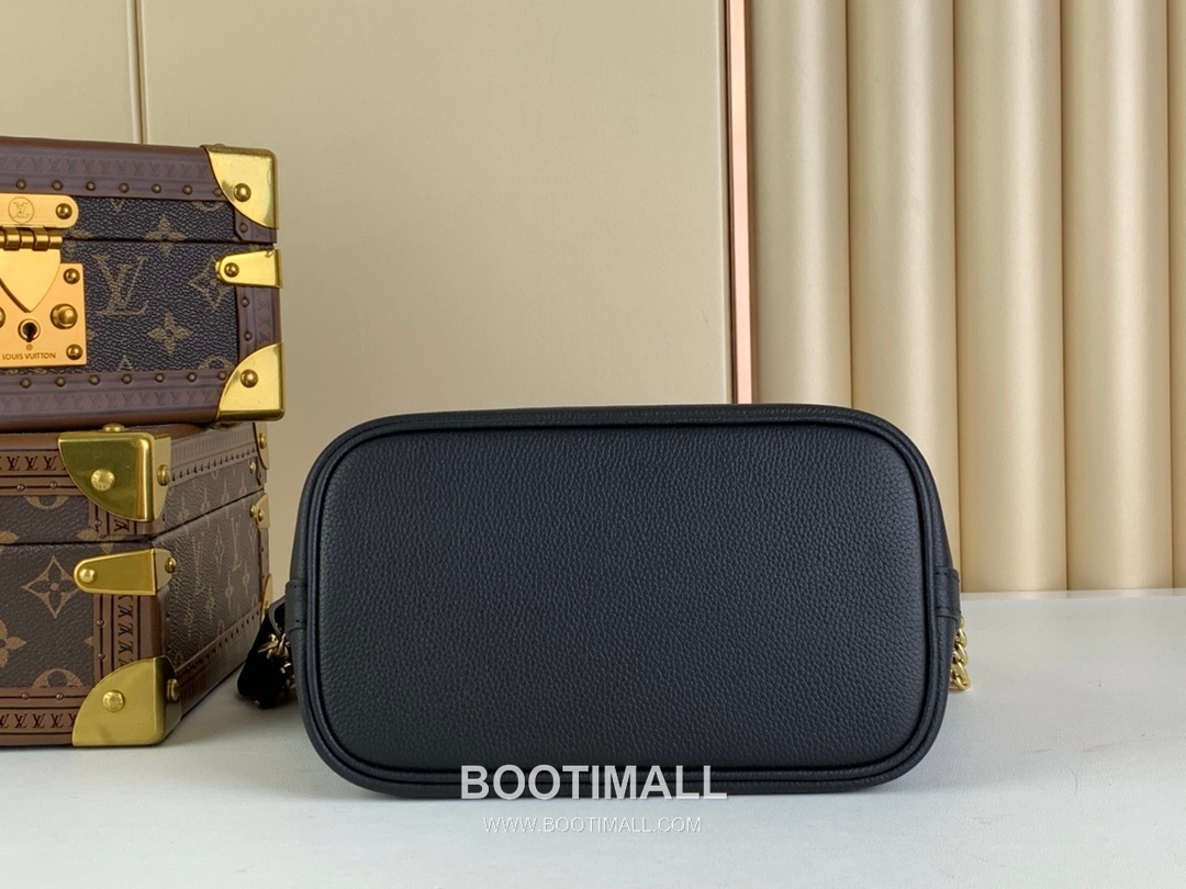 Louis Vuitton Lock and Walk Monogram Grained Calfskin Leather Bucket Bag with Turn Lock Detail 루이비통 락 앤 워크 카프스킨 턴락 버킷백 M24006 20cm 4