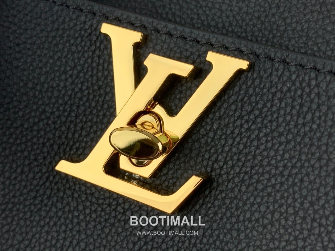 Louis Vuitton Lock and Walk Monogram Grained Calfskin Leather Bucket Bag with Turn Lock Detail 루이비통 락 앤 워크 카프스킨 턴락 버킷백 M24006 20cm 5