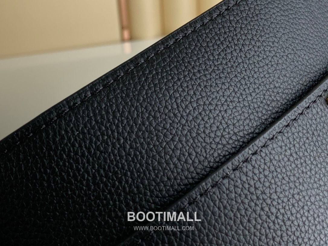 Louis Vuitton Lock and Walk Monogram Grained Calfskin Leather Bucket Bag with Turn Lock Detail 루이비통 락 앤 워크 카프스킨 턴락 버킷백 M24006 20cm 6