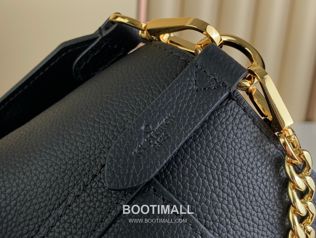 Louis Vuitton Lock and Walk Monogram Grained Calfskin Leather Bucket Bag with Turn Lock Detail 루이비통 락 앤 워크 카프스킨 턴락 버킷백 M24006 20cm 8