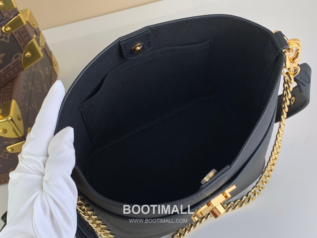 Louis Vuitton Lock and Walk Monogram Grained Calfskin Leather Bucket Bag with Turn Lock Detail 루이비통 락 앤 워크 카프스킨 턴락 버킷백 M24006 20cm 9