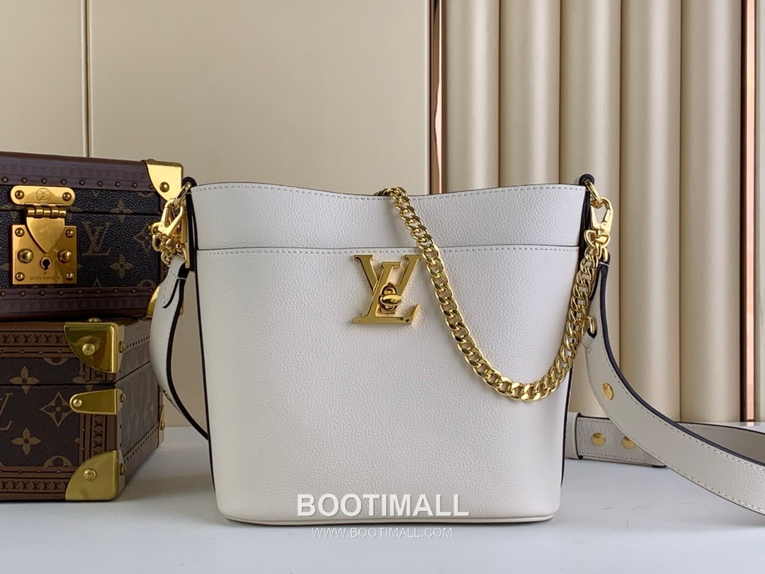 Louis Vuitton Lock and Walk Monogram Grained Calfskin Leather Bucket Bag with Turn Lock Detail 루이비통 락 앤 워크 카프스킨 턴락 버킷백 M24006 20cm 1