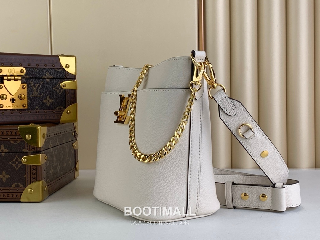 Louis Vuitton Lock and Walk Monogram Grained Calfskin Leather Bucket Bag with Turn Lock Detail 루이비통 락 앤 워크 카프스킨 턴락 버킷백 M24006 20cm 2