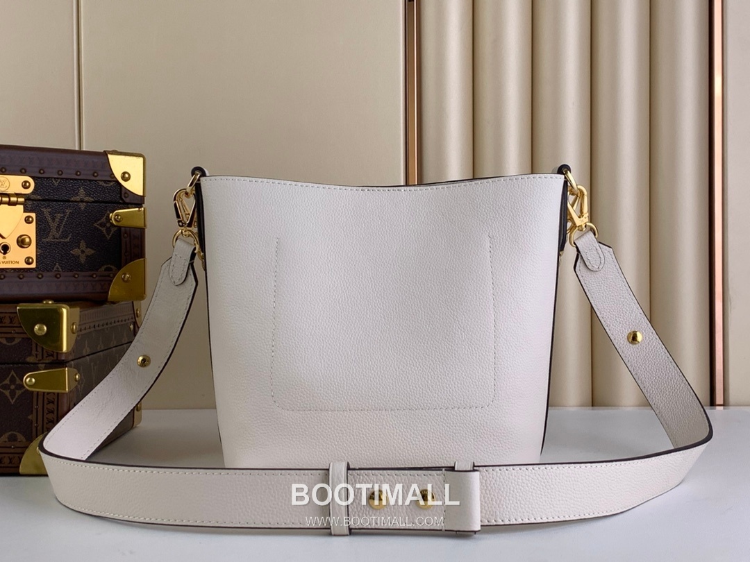 Louis Vuitton Lock and Walk Monogram Grained Calfskin Leather Bucket Bag with Turn Lock Detail 루이비통 락 앤 워크 카프스킨 턴락 버킷백 M24006 20cm 3