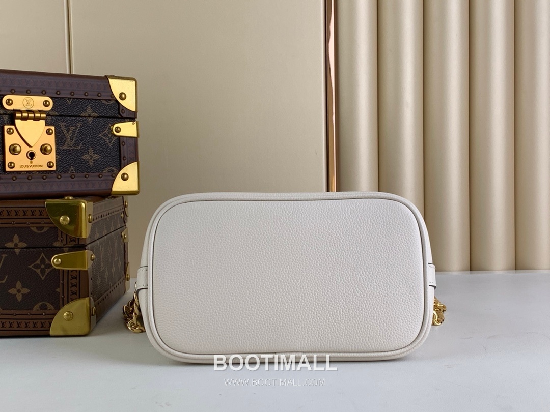 Louis Vuitton Lock and Walk Monogram Grained Calfskin Leather Bucket Bag with Turn Lock Detail 루이비통 락 앤 워크 카프스킨 턴락 버킷백 M24006 20cm 4