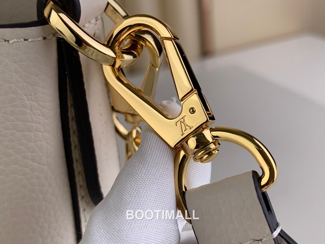 Louis Vuitton Lock and Walk Monogram Grained Calfskin Leather Bucket Bag with Turn Lock Detail 루이비통 락 앤 워크 카프스킨 턴락 버킷백 M24006 20cm 5