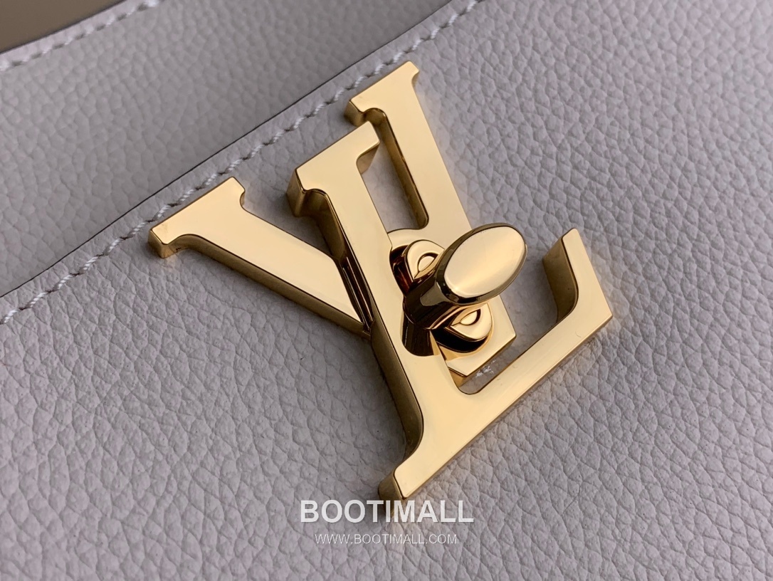 Louis Vuitton Lock and Walk Monogram Grained Calfskin Leather Bucket Bag with Turn Lock Detail 루이비통 락 앤 워크 카프스킨 턴락 버킷백 M24006 20cm 6
