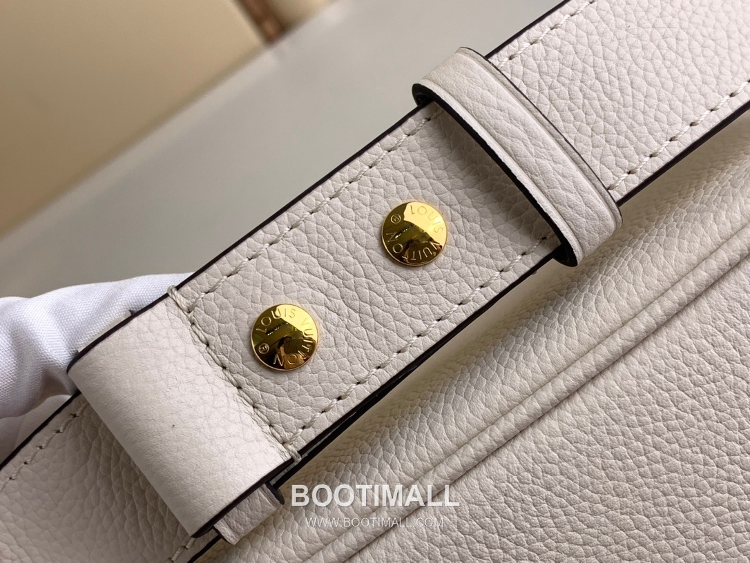 Louis Vuitton Lock and Walk Monogram Grained Calfskin Leather Bucket Bag with Turn Lock Detail 루이비통 락 앤 워크 카프스킨 턴락 버킷백 M24006 20cm 7