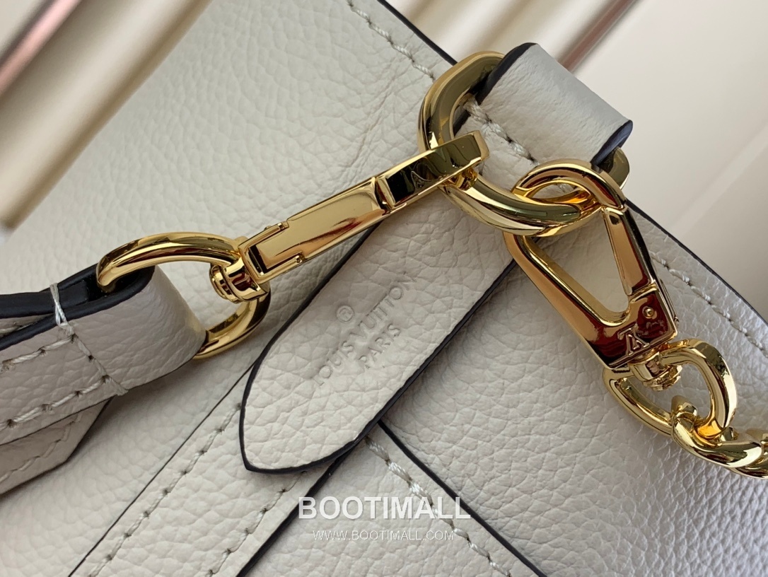 Louis Vuitton Lock and Walk Monogram Grained Calfskin Leather Bucket Bag with Turn Lock Detail 루이비통 락 앤 워크 카프스킨 턴락 버킷백 M24006 20cm 8