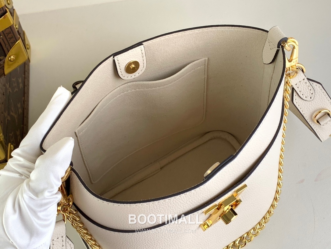 Louis Vuitton Lock and Walk Monogram Grained Calfskin Leather Bucket Bag with Turn Lock Detail 루이비통 락 앤 워크 카프스킨 턴락 버킷백 M24006 20cm 9
