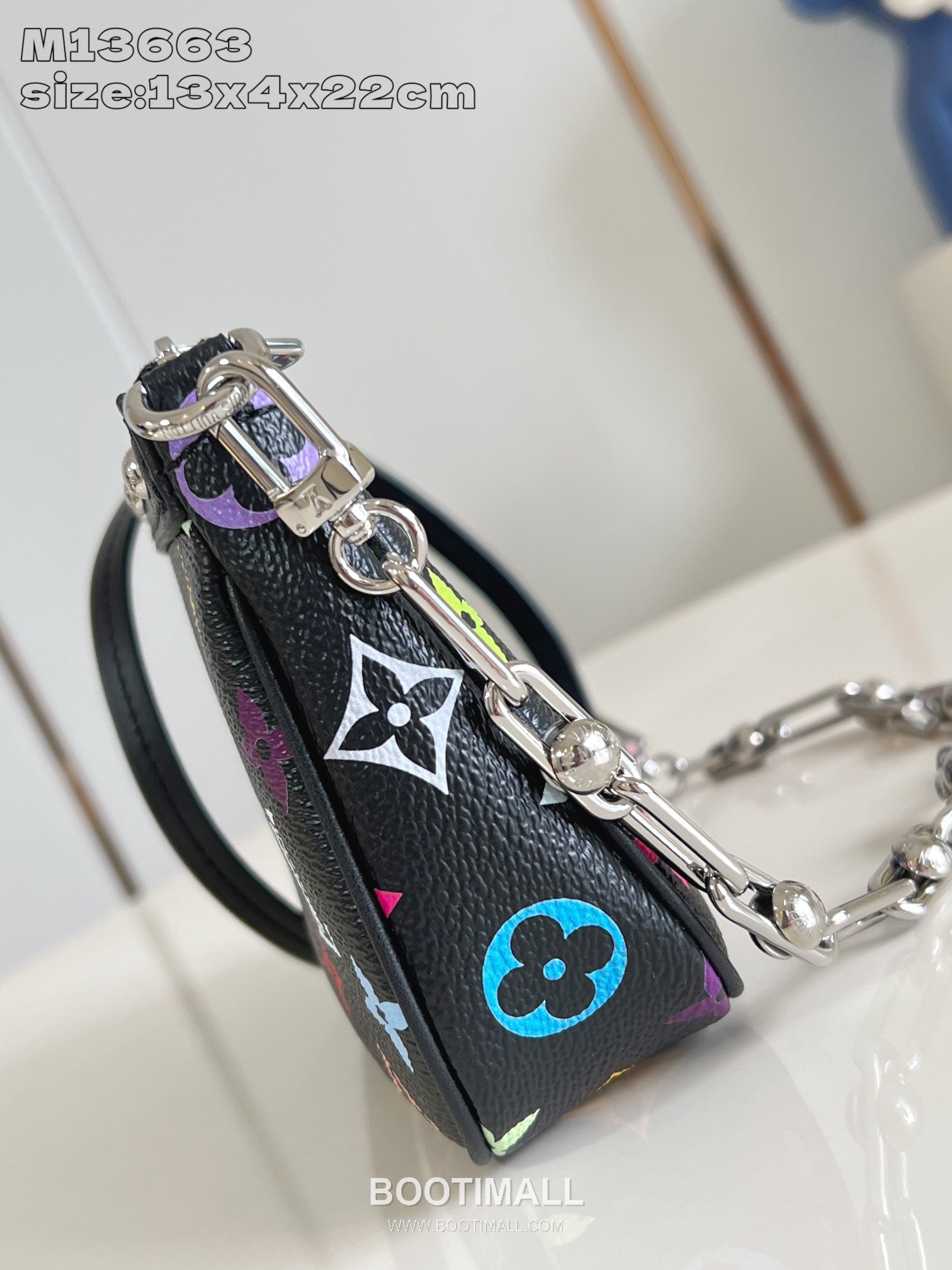 Louis Vuitton Pochette Accessoires Monogram Coated Canvas Shoulder Bag with Chain Strap Detail 루이비통 포쉐트 악세수아르 모노그램 코팅 캔버스 체인 스트랩 숄더백 M13663 22cm 3