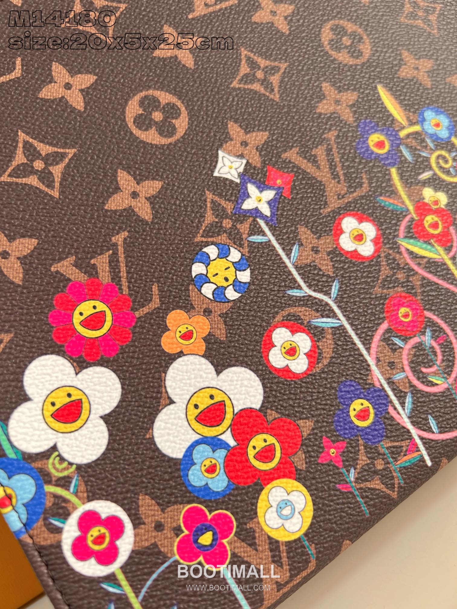 Louis Vuitton Toiletry Pouch Monogram Coated Canvas Clutch Pouch with Zip Detail 루이비통 토일레트리 파우치 모노그램 코팅 캔버스 지퍼 클러치 파우치 M14180 25cm 2