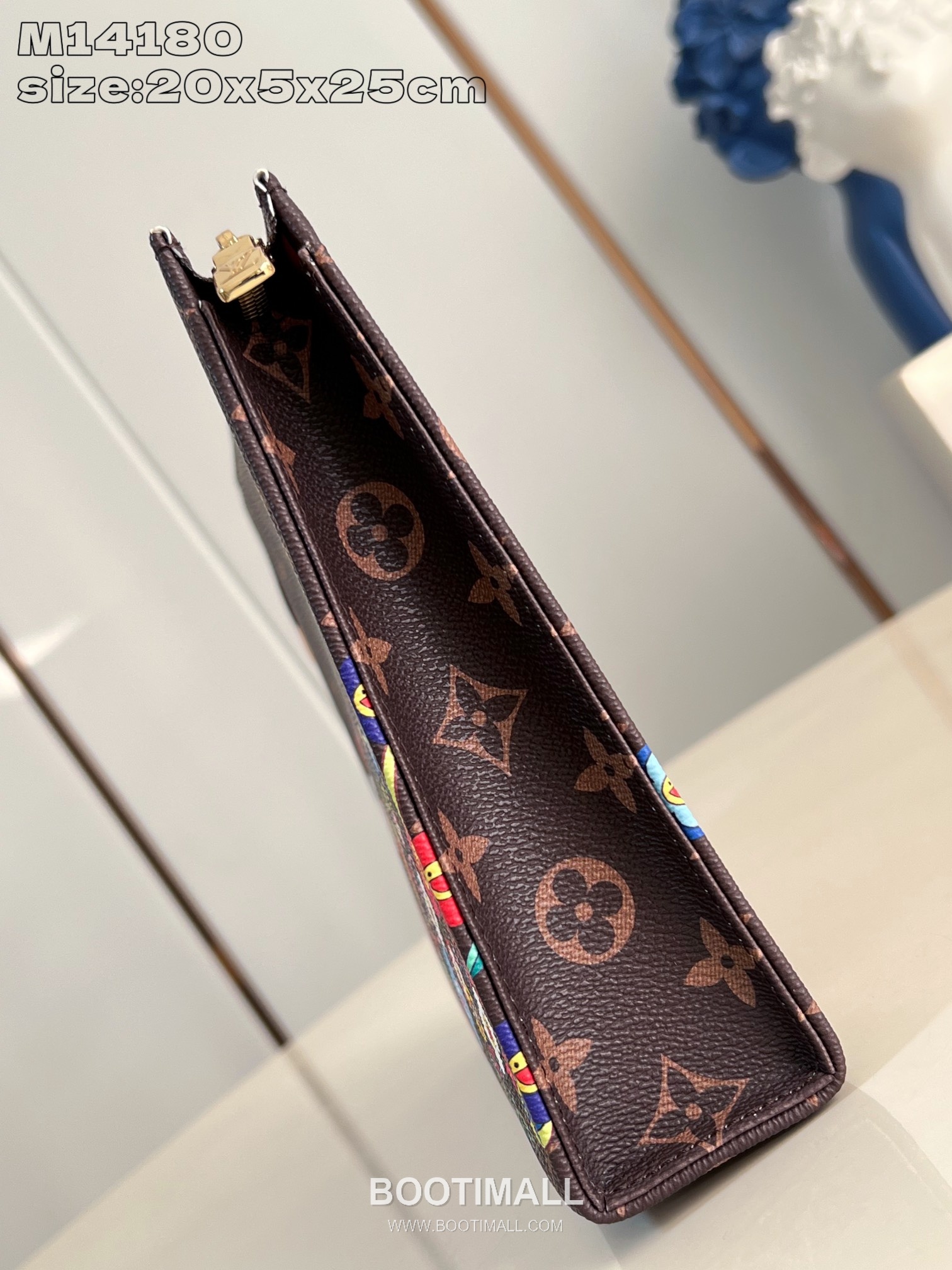 Louis Vuitton Toiletry Pouch Monogram Coated Canvas Clutch Pouch with Zip Detail 루이비통 토일레트리 파우치 모노그램 코팅 캔버스 지퍼 클러치 파우치 M14180 25cm 6
