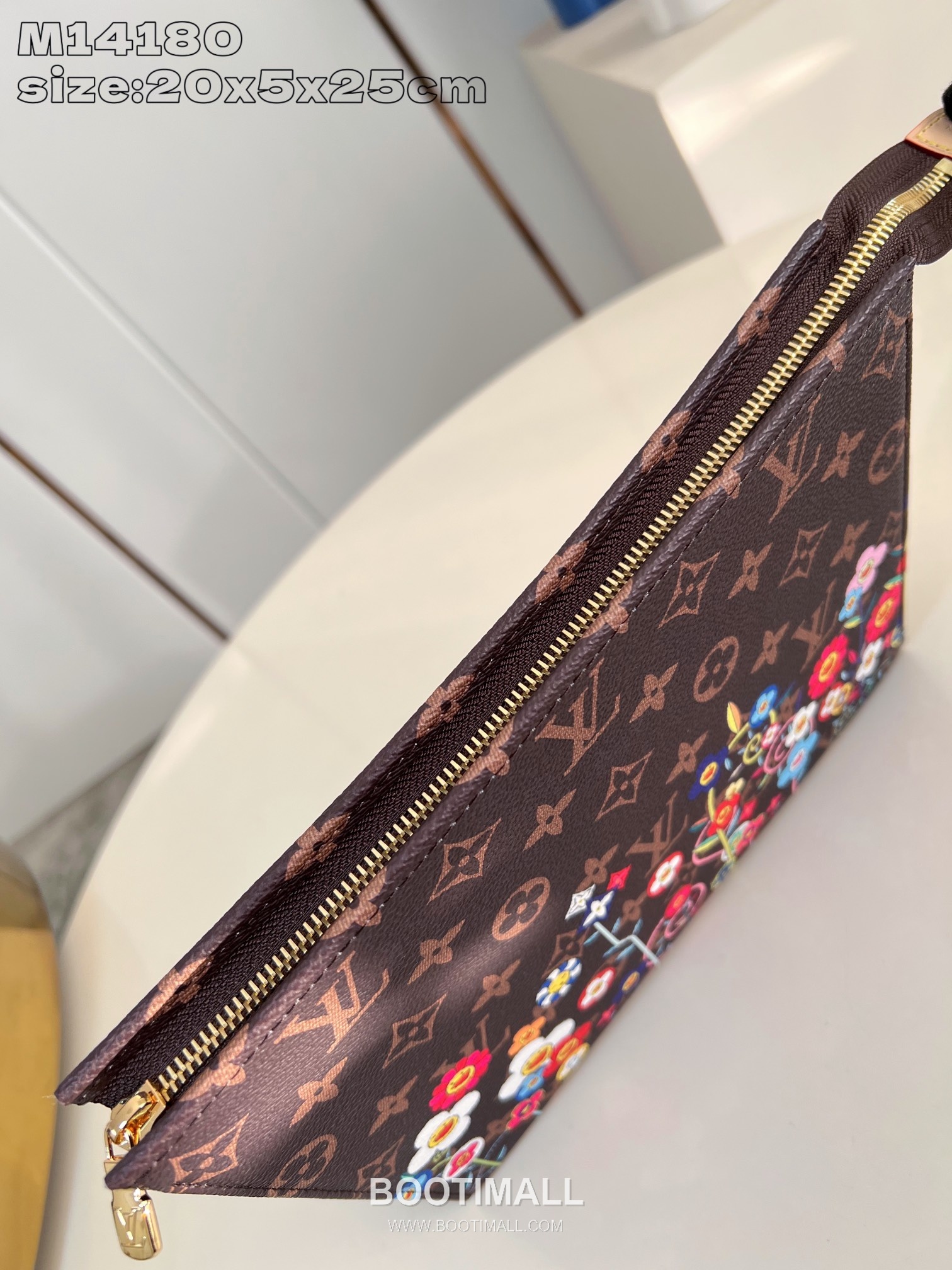 Louis Vuitton Toiletry Pouch Monogram Coated Canvas Clutch Pouch with Zip Detail 루이비통 토일레트리 파우치 모노그램 코팅 캔버스 지퍼 클러치 파우치 M14180 25cm 8