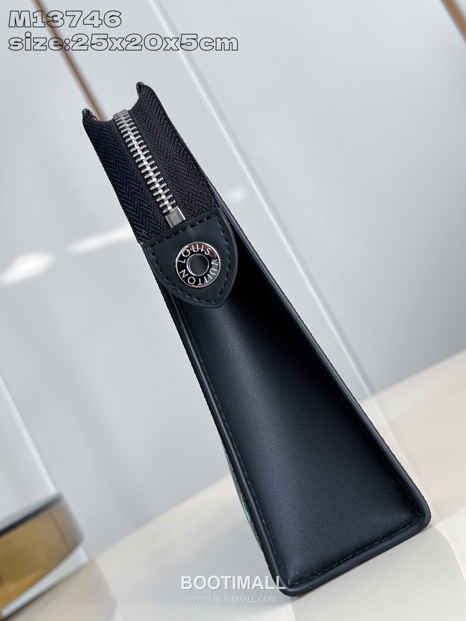 Louis Vuitton Toiletry Pouch Monogram Coated Canvas Clutch Pouch with Zip Detail 루이비통 토일레트리 파우치 모노그램 코팅 캔버스 지퍼 클러치 파우치 M13746 25cm 3