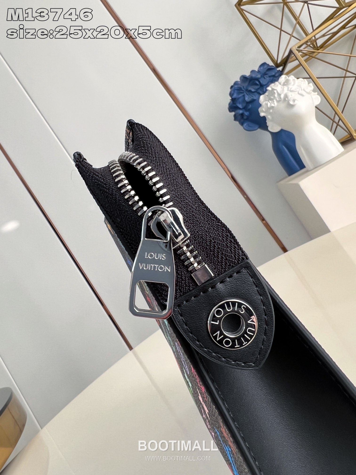 Louis Vuitton Toiletry Pouch Monogram Coated Canvas Clutch Pouch with Zip Detail 루이비통 토일레트리 파우치 모노그램 코팅 캔버스 지퍼 클러치 파우치 M13746 25cm 4