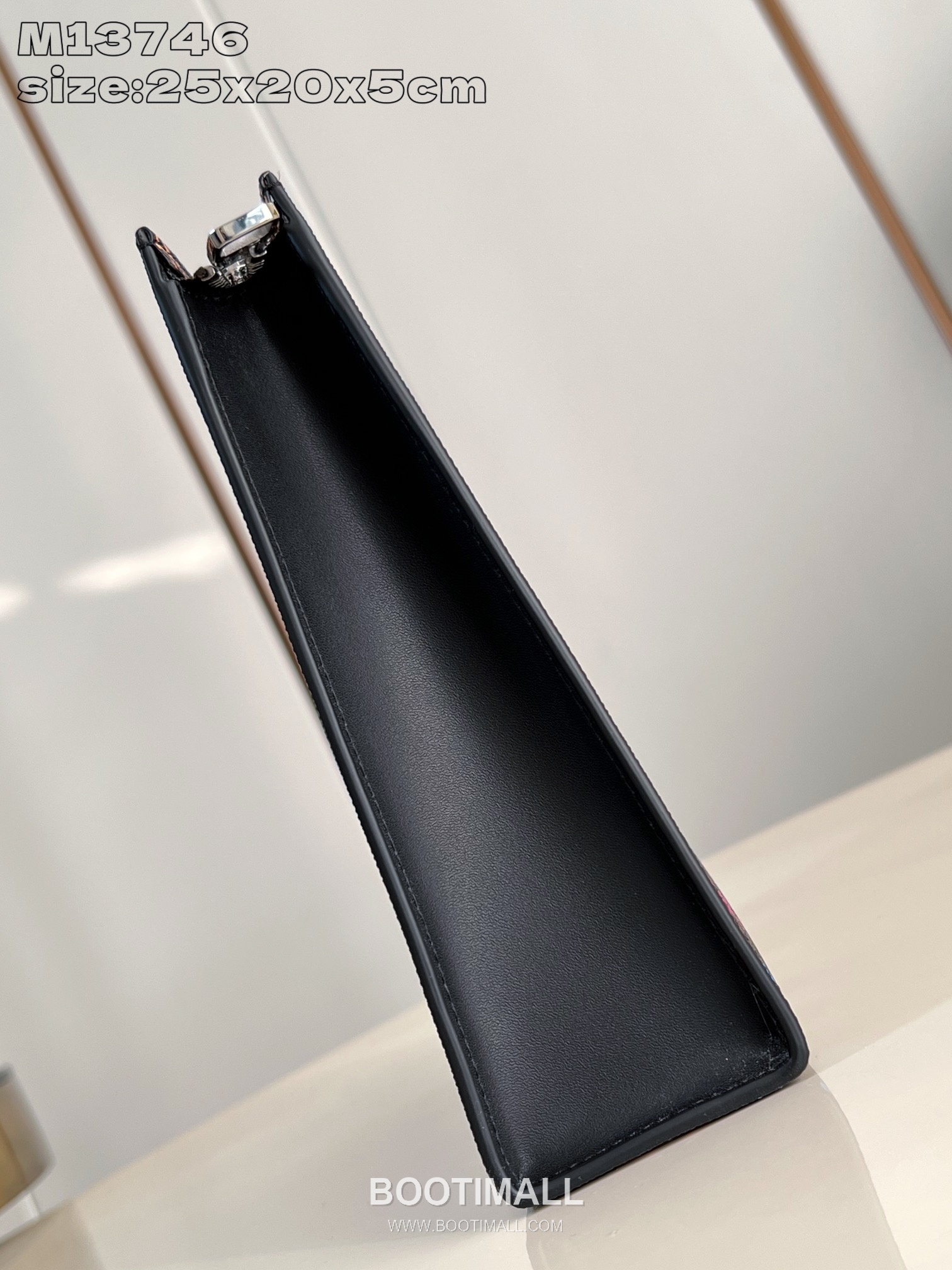 Louis Vuitton Toiletry Pouch Monogram Coated Canvas Clutch Pouch with Zip Detail 루이비통 토일레트리 파우치 모노그램 코팅 캔버스 지퍼 클러치 파우치 M13746 25cm 5