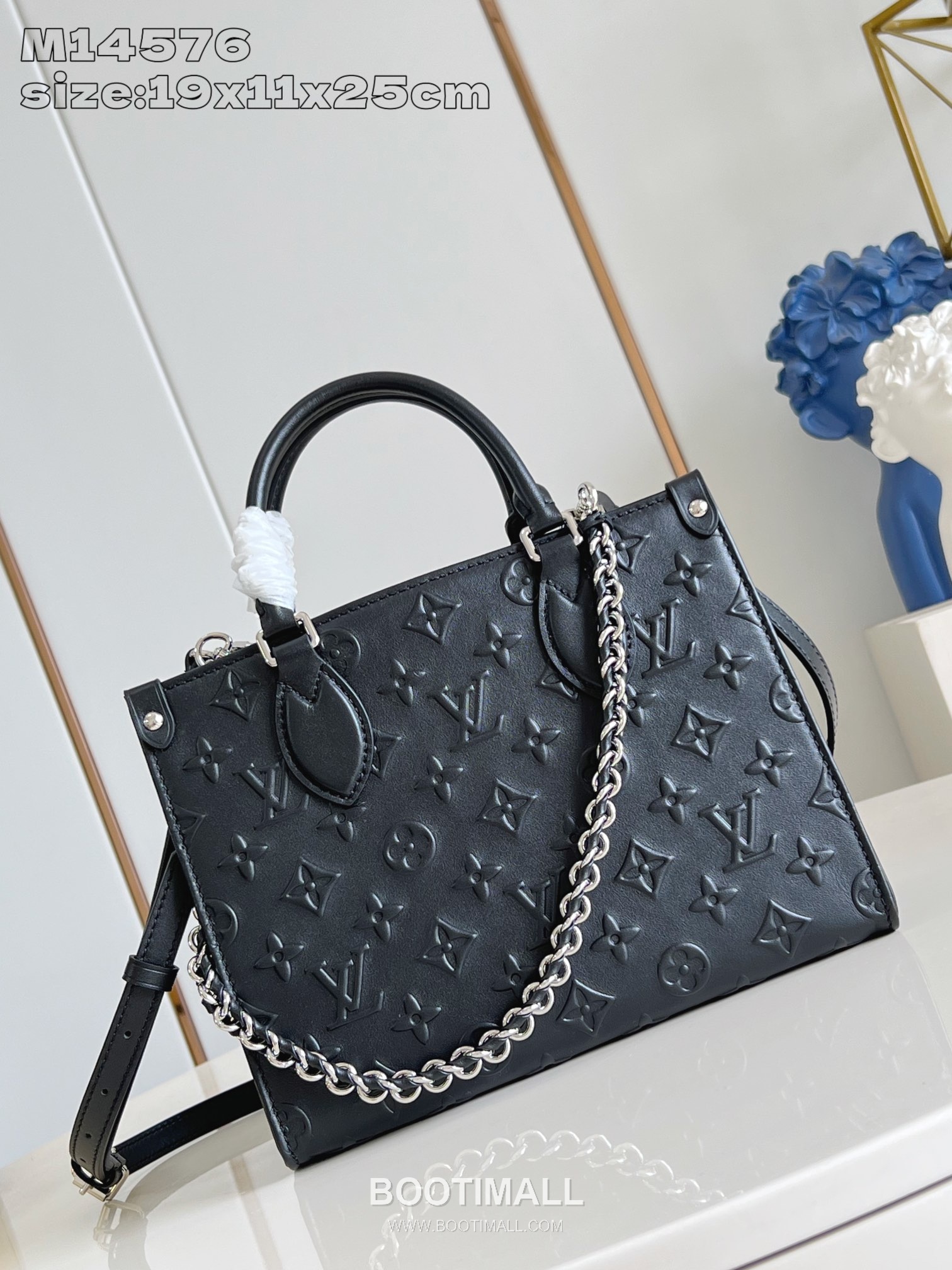 Louis Vuitton OnTheGo Small Monogram Embossed Leather Tote Bag with Chain Strap Detail 루이비통 온더고 스몰 모노그램 엠보싱 레더 체인 스트랩 토트백 M14576 25cm 1