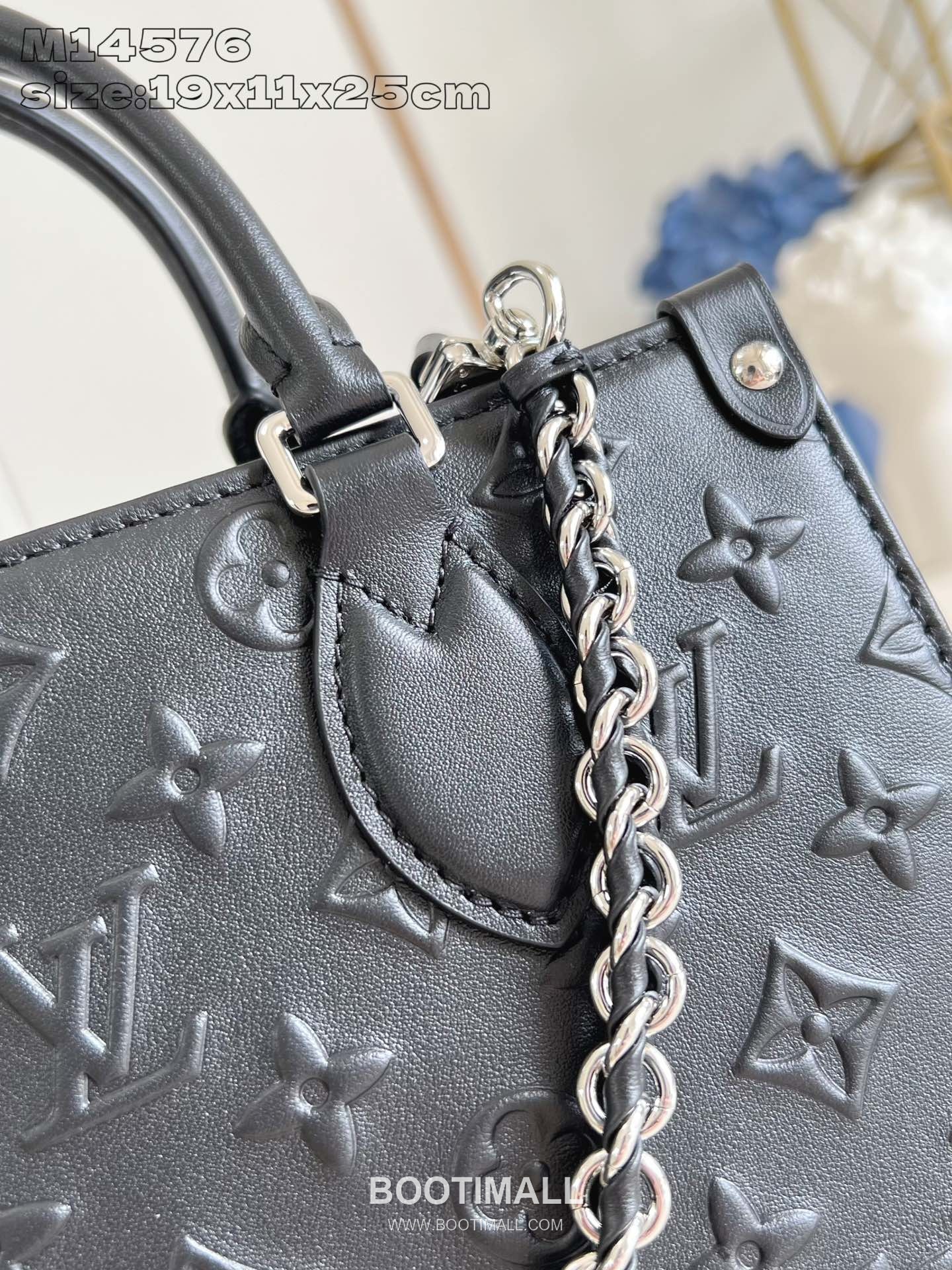 Louis Vuitton OnTheGo Small Monogram Embossed Leather Tote Bag with Chain Strap Detail 루이비통 온더고 스몰 모노그램 엠보싱 레더 체인 스트랩 토트백 M14576 25cm 2