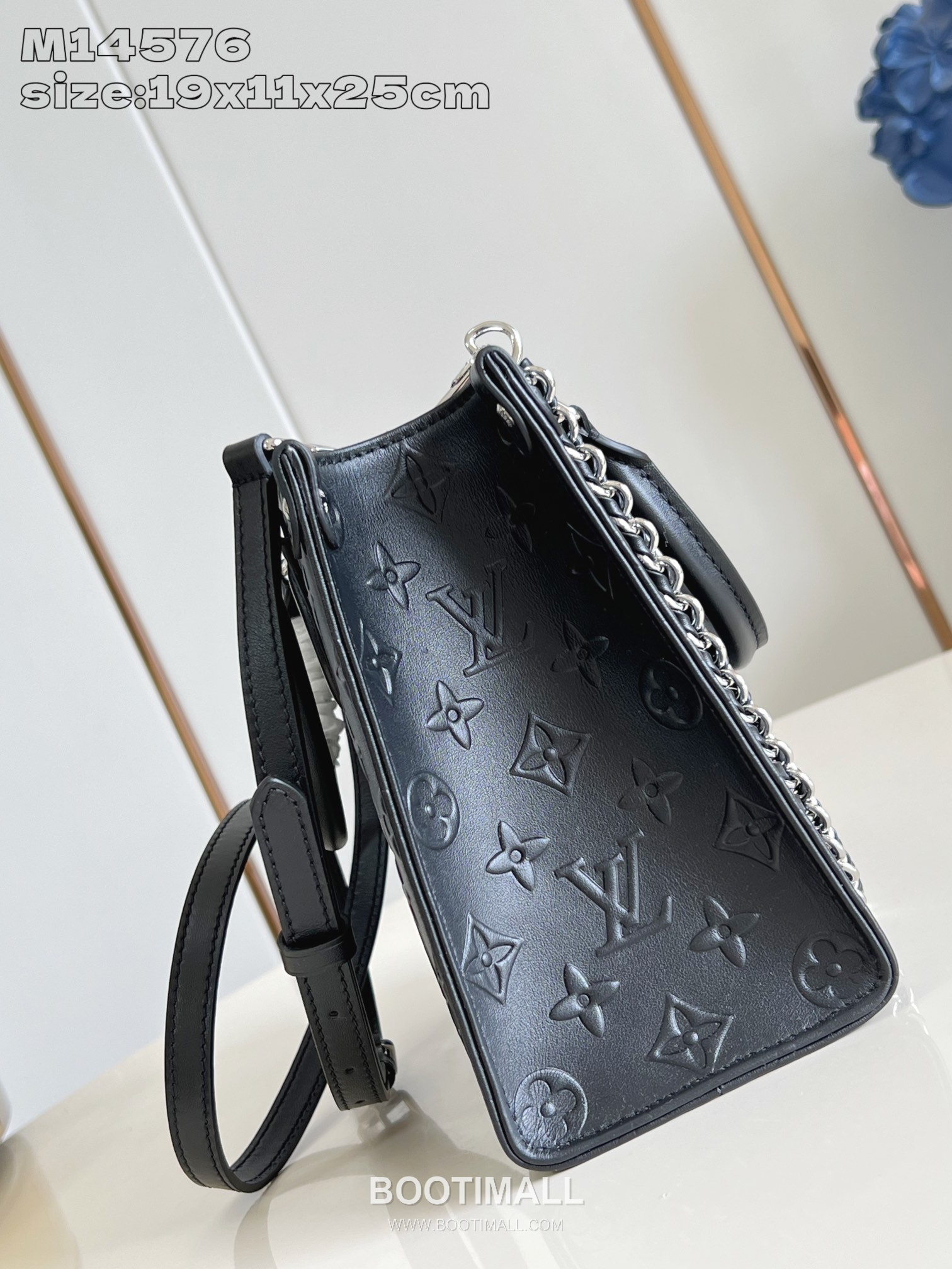 Louis Vuitton OnTheGo Small Monogram Embossed Leather Tote Bag with Chain Strap Detail 루이비통 온더고 스몰 모노그램 엠보싱 레더 체인 스트랩 토트백 M14576 25cm 3