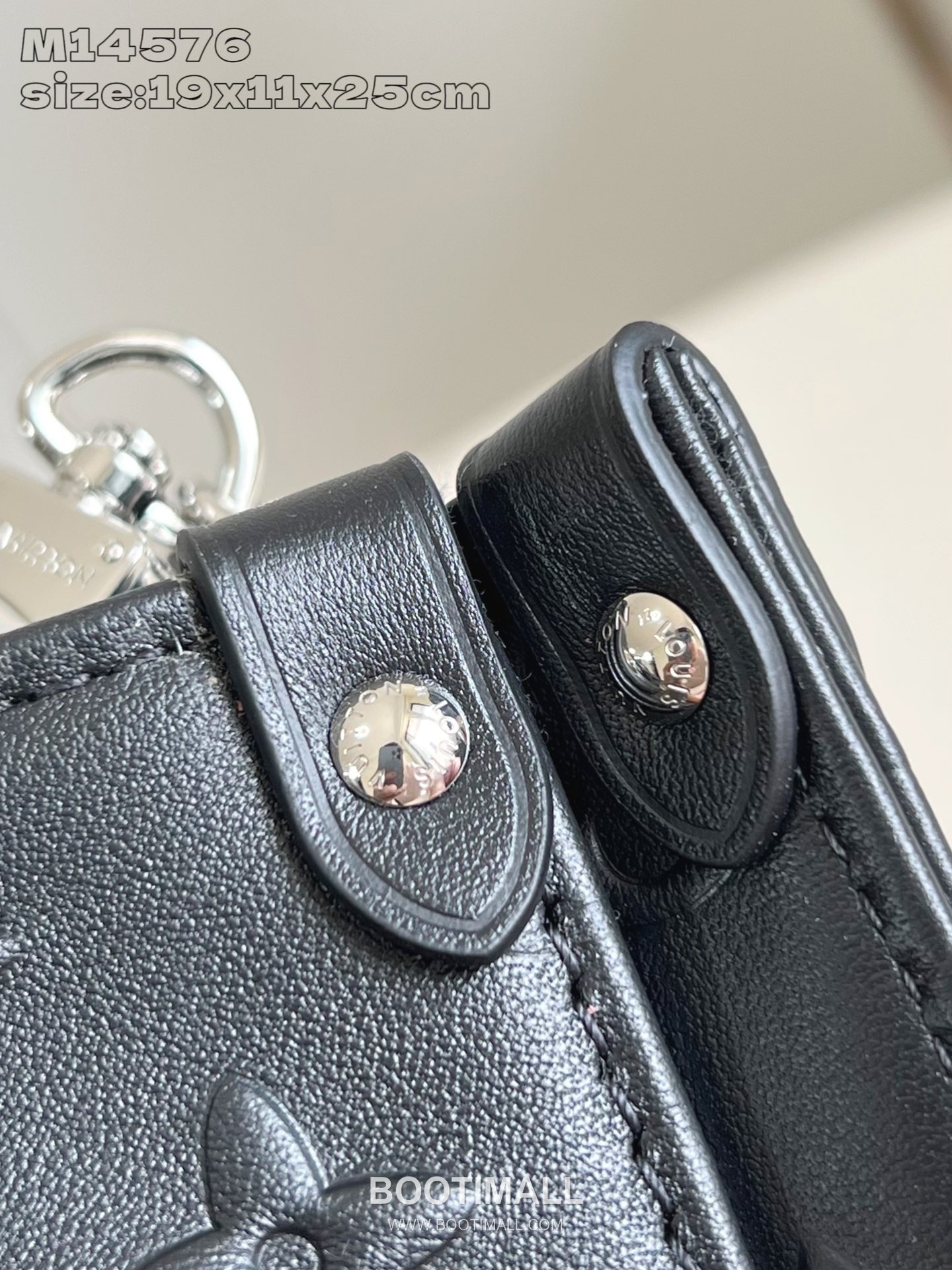 Louis Vuitton OnTheGo Small Monogram Embossed Leather Tote Bag with Chain Strap Detail 루이비통 온더고 스몰 모노그램 엠보싱 레더 체인 스트랩 토트백 M14576 25cm 4