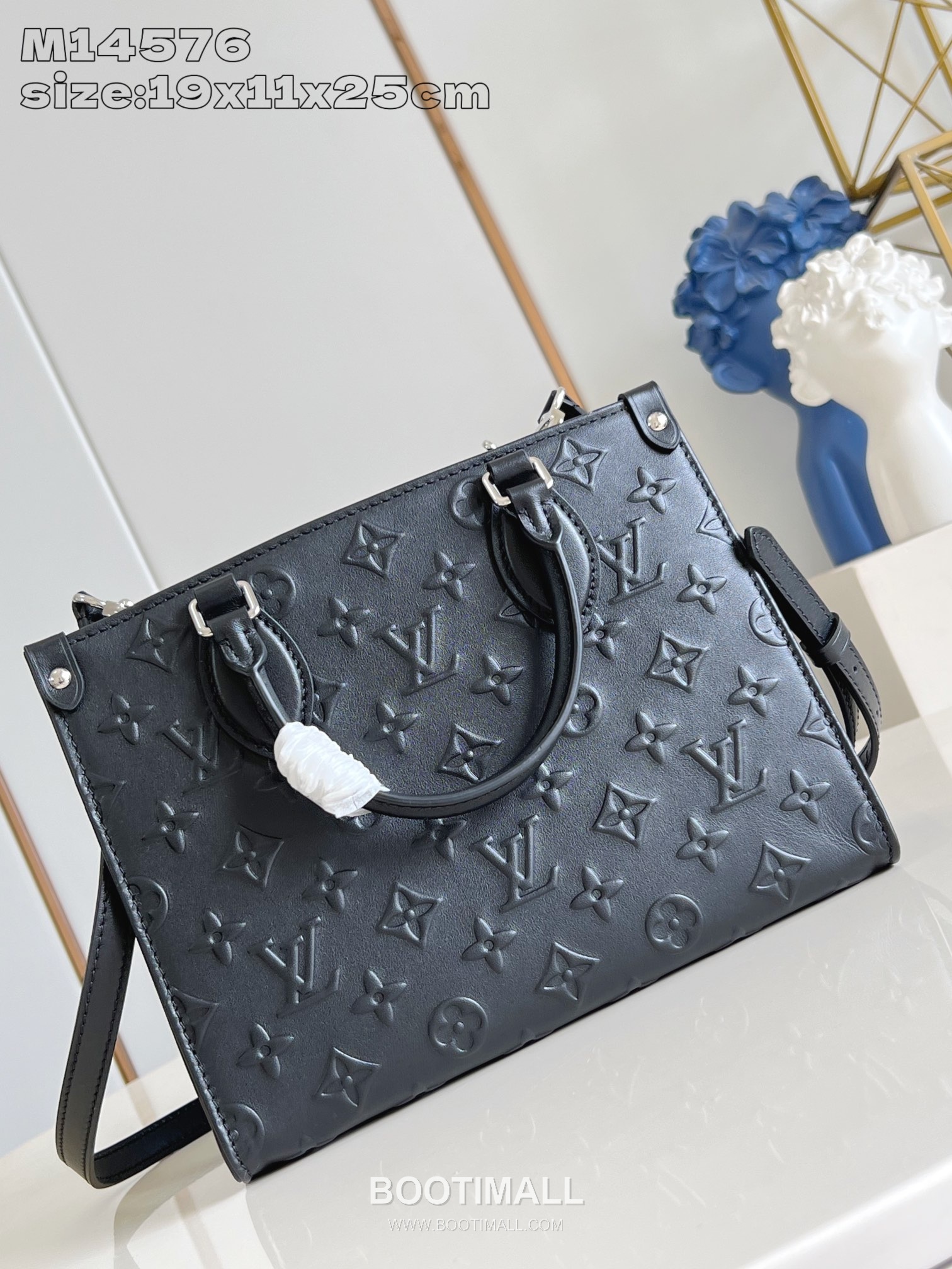 Louis Vuitton OnTheGo Small Monogram Embossed Leather Tote Bag with Chain Strap Detail 루이비통 온더고 스몰 모노그램 엠보싱 레더 체인 스트랩 토트백 M14576 25cm 5