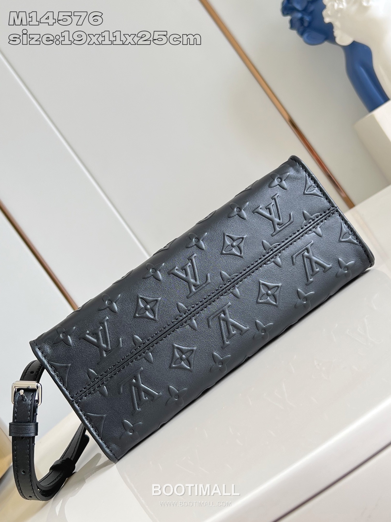 Louis Vuitton OnTheGo Small Monogram Embossed Leather Tote Bag with Chain Strap Detail 루이비통 온더고 스몰 모노그램 엠보싱 레더 체인 스트랩 토트백 M14576 25cm 6
