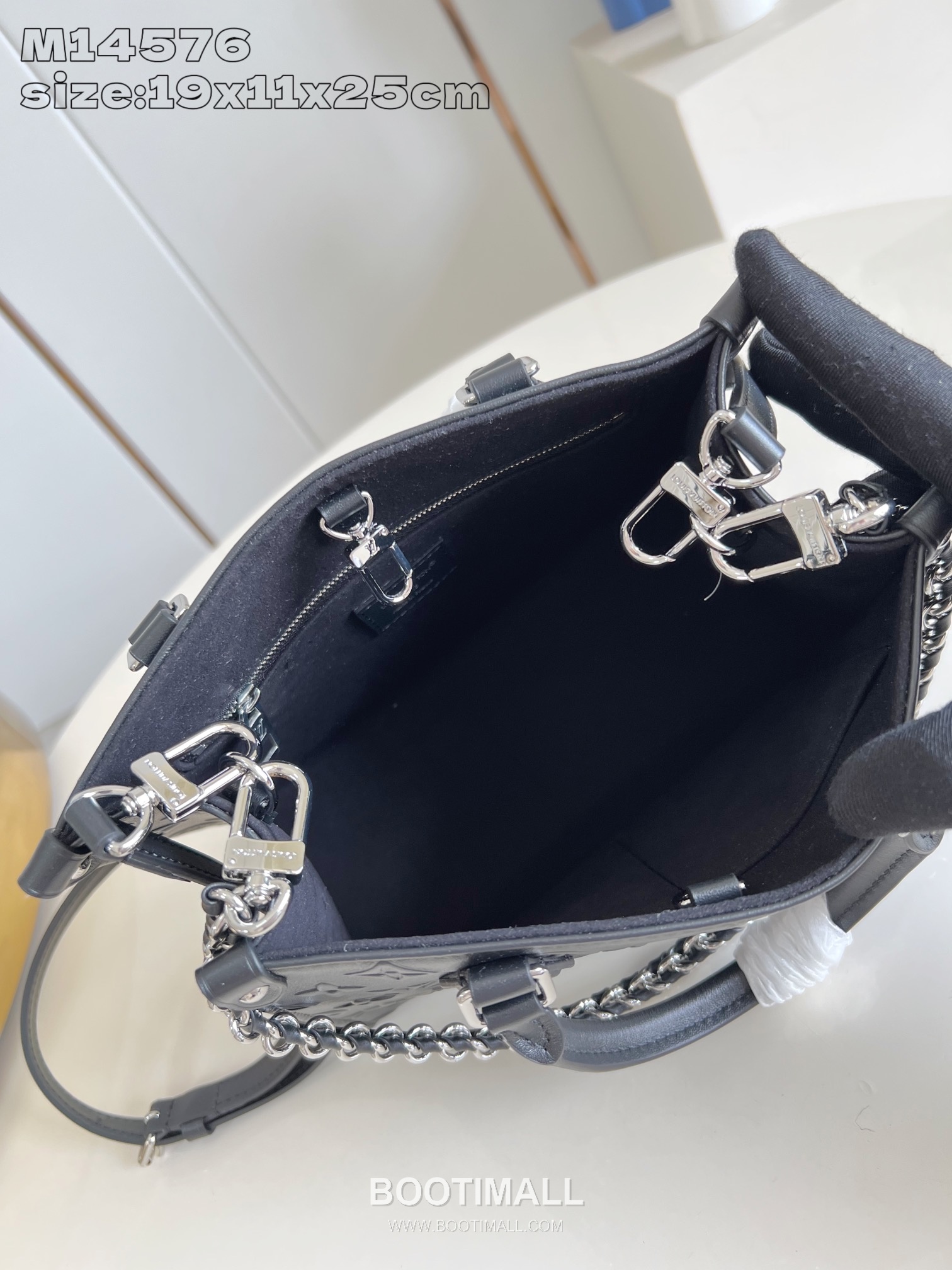 Louis Vuitton OnTheGo Small Monogram Embossed Leather Tote Bag with Chain Strap Detail 루이비통 온더고 스몰 모노그램 엠보싱 레더 체인 스트랩 토트백 M14576 25cm 7