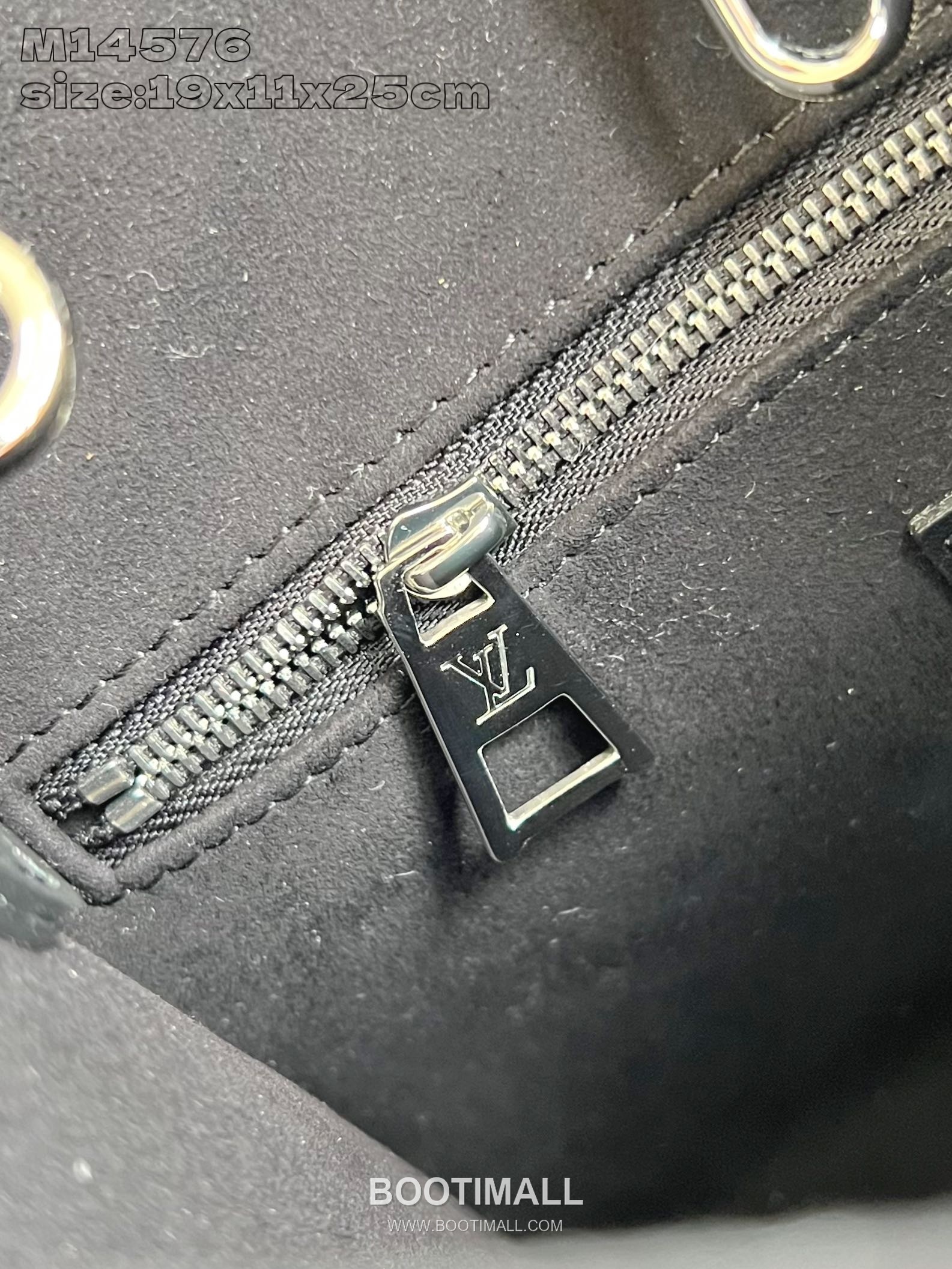 Louis Vuitton OnTheGo Small Monogram Embossed Leather Tote Bag with Chain Strap Detail 루이비통 온더고 스몰 모노그램 엠보싱 레더 체인 스트랩 토트백 M14576 25cm 8