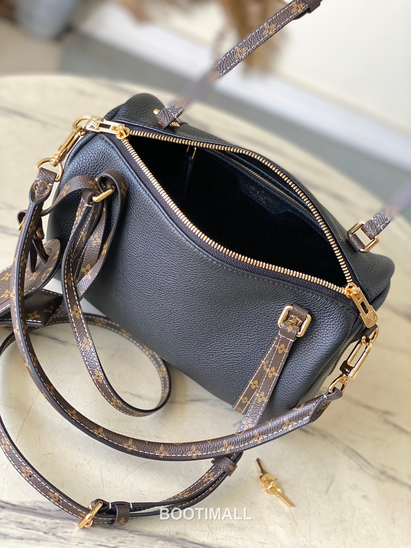 Louis Vuitton Keepall Soft 25 Leather Top Handle Shoulder Bag with Zip Detail 루이비통 키폴 소프트 25 레더 지퍼 디테일 토트 숄더백 M13667 25cm 8