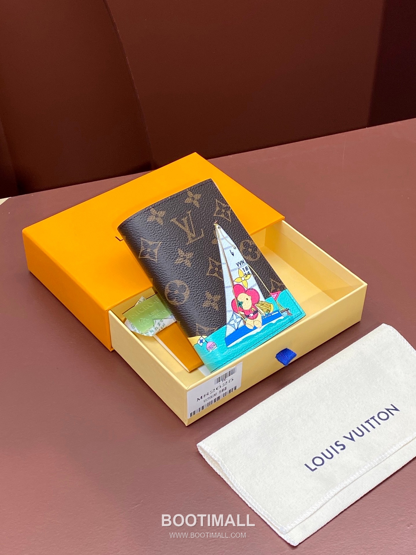 Louis Vuitton Passport Cover Monogram Canvas Wallet with Multi Slot Detail 루이비통 패스포트 커버 모노그램 캔버스 멀티슬롯 지갑 M82625 14cm 1