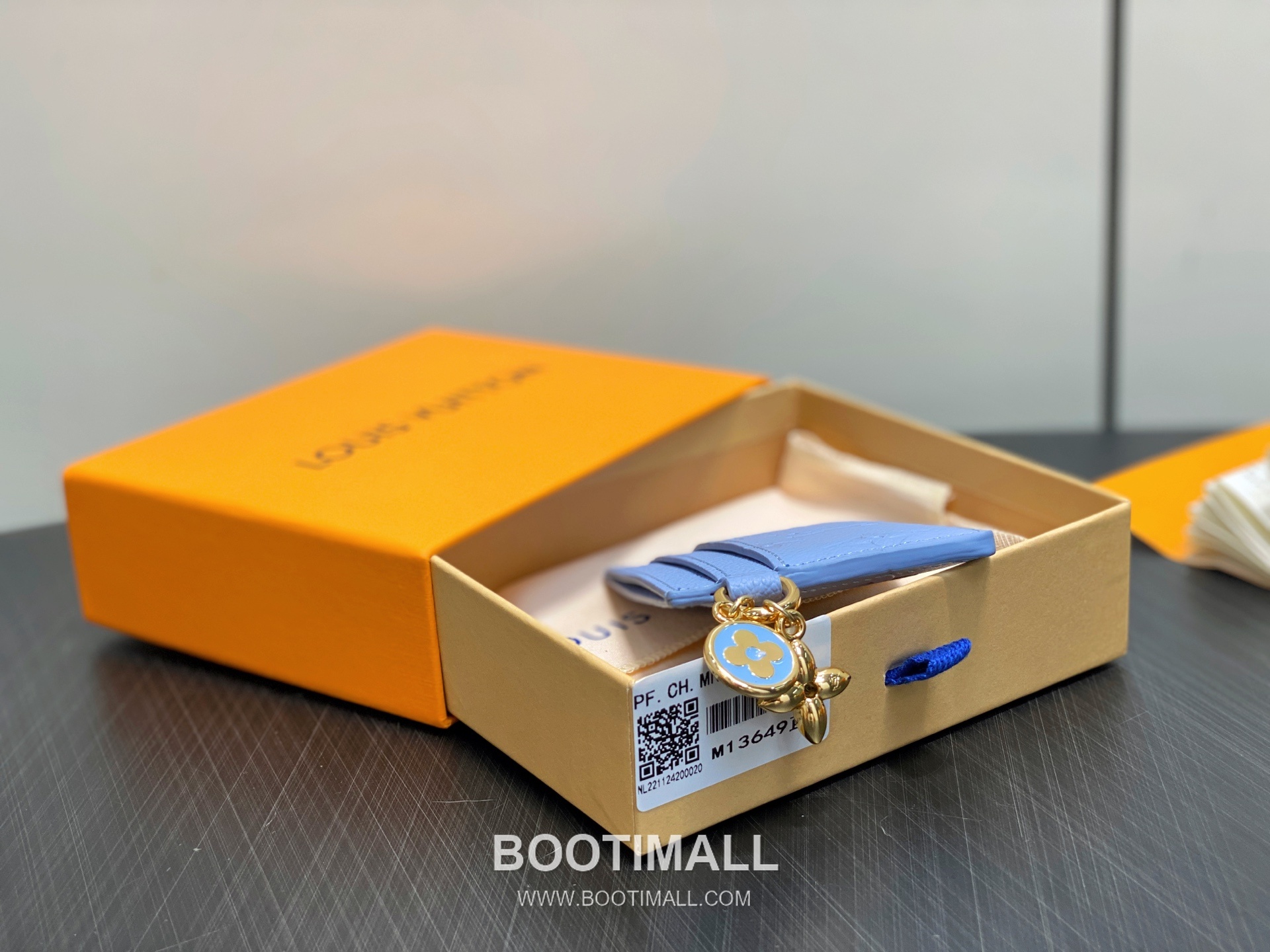 Louis Vuitton LV Charms Monogram Empreinte Leather Card Holder Wallet with Flower Charm Detail 루이비통 LV 참스 모노그램 앙프렝뜨 레더 플라워 참 카드지갑 M13649 10.2cm 3