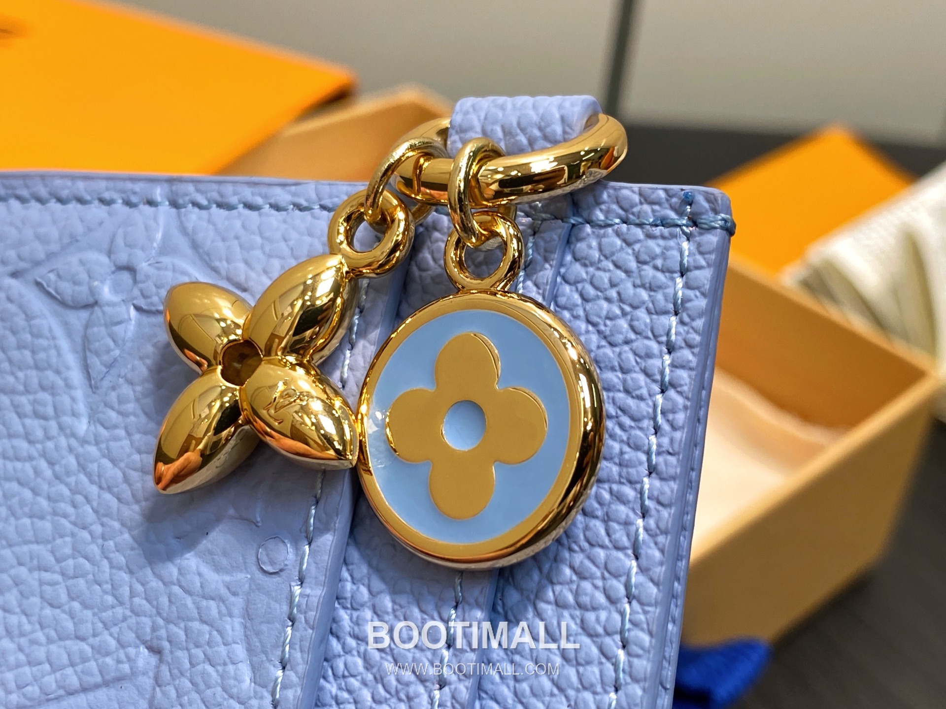 Louis Vuitton LV Charms Monogram Empreinte Leather Card Holder Wallet with Flower Charm Detail 루이비통 LV 참스 모노그램 앙프렝뜨 레더 플라워 참 카드지갑 M13649 10.2cm 5